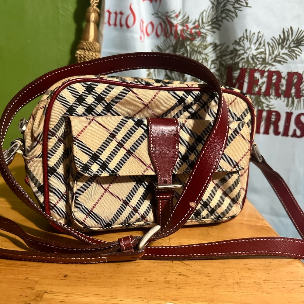Burberry Shoulder/Crossbody Bag 100% Authentic some rubs see pictures - Picture 2 of 5